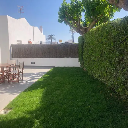 Acogedora Casa Unifamiliar Junto A La Playa Lejlighed Cala en Bosc